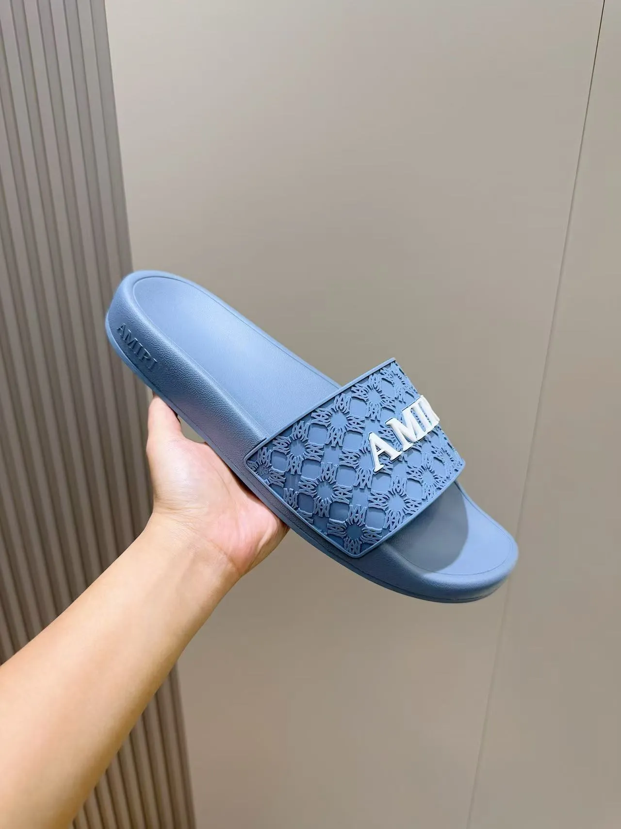 [AMIRI* Emil] P: 300💰 Size: 39-45 Official website new original 1:1 AMIRI* Emil classic men's slippers, high-end boutique, original material, TPU upper, foam bottom, fine workmanship, casual, loose and comfortable, a must-have in summer.